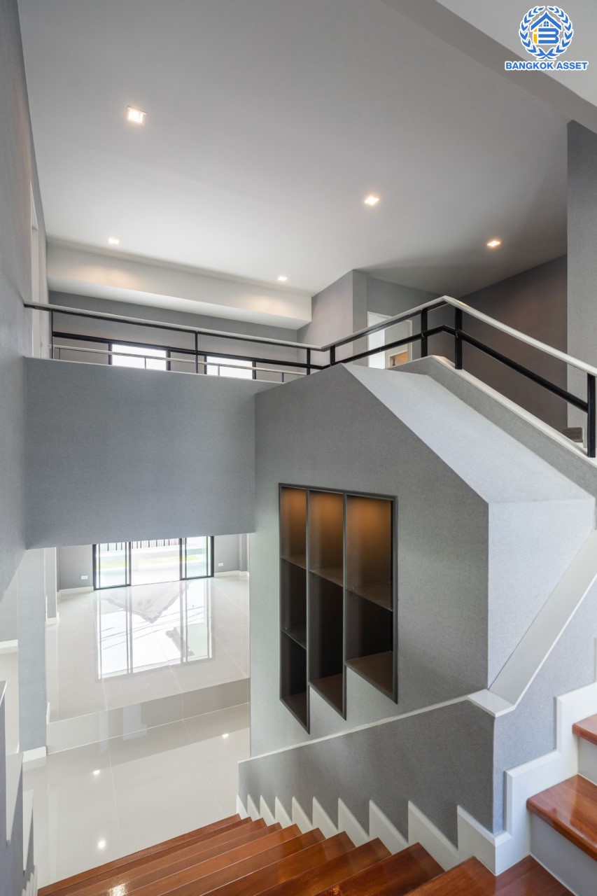 คฤหาสน์หลังใหญ่ตกแต่งใหม่ ม.บ้านสวนดอกไม้ ปิ่นเกล้า ดีไซน์สุด Luxury เนื้อที่ 154.5 ตร.ว. บนพื้นที่ใช้สอยถึง 435 ตร.ม. ฟังก์ชันจัดเต็ม 5 ห้องนอน 6 ห้องน้ำ 1 ห้องแม่บ้าน 2 ห้องอเนกประสงค์ (มีเรือนรับรองด้านข้าง พร้อมห้องน้ำในตัว) จอดรถได้ถึง 4 คัน บนทำเลเชื่อมต่อเมืองอย่างรวดเร็ว ใกล้ทางคู่ขนานลอยฟ้าบรมราชชนนี ทางด่วน "กาญจนาภิเษก" ม.มหิดล และเซ็นทรัลปิ่นเกล้า